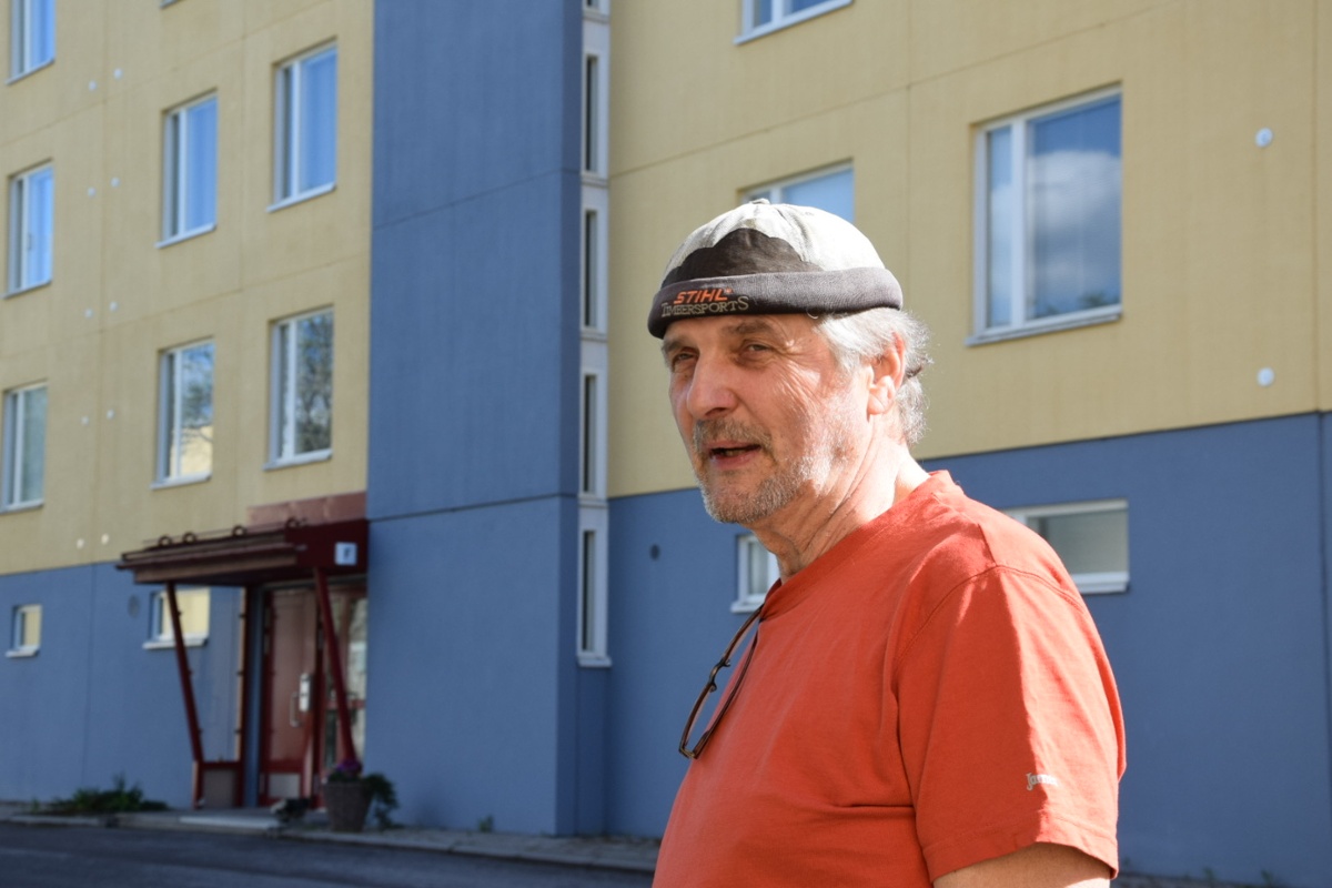 Asunto Oy Poppelikatu 11-13 Lahti taloyhtiön hallituksen puheenjohtaja Harri Saloranta esittelee taloyhtiötä piha-alueella